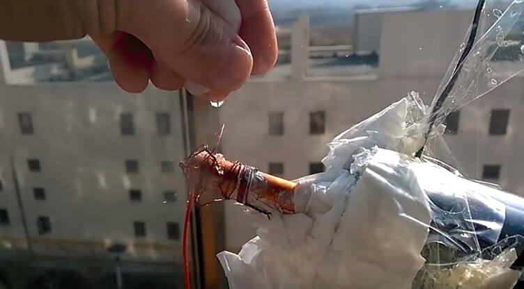 Nhiệt độ thanh đồng lên tới 130 độ C và làm sôi nước khi nhỏ vào trong thí nghiệm